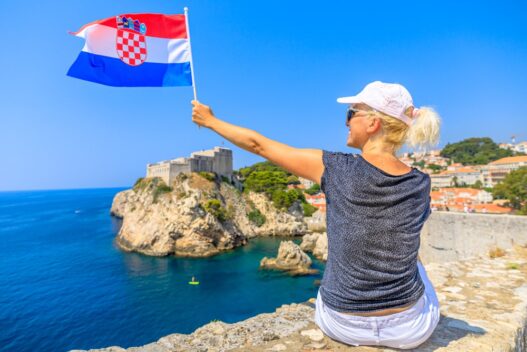 Kvinde på ferie Kroatien som holder det kroatiske flag i hånden